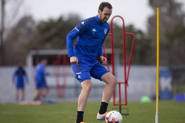 Diego Godín tuvo su primera práctica con Vélez