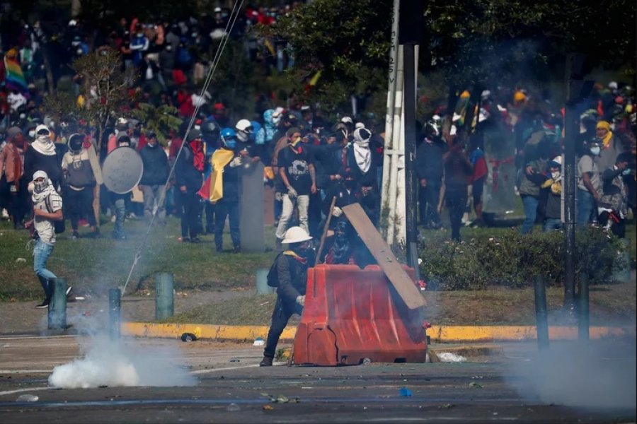 Ecuador: miles de manifestantes indígenas intentaron ingresar al Congreso pero la policía los dispersó