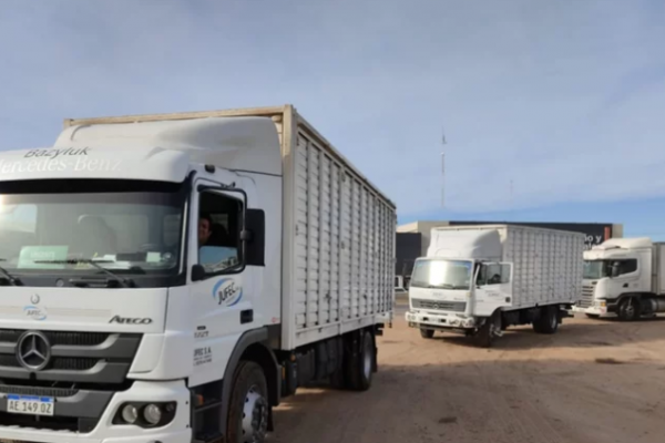 Demoras de hasta 20 horas para cargar gasoil y temor por posible faltante de verduras