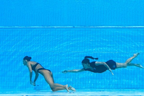 Dramático rescate: Nadadora se desmayó en el agua en plena competencia y su entrenadora la salvó