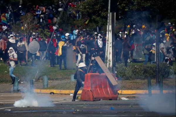 Ecuador: miles de manifestantes indígenas intentaron ingresar al Congreso pero la policía los dispersó
