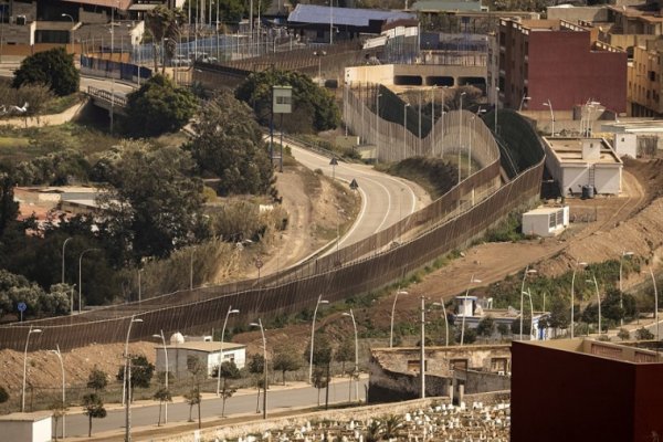 Miles de migrantes intentaron cruzar la frontera española con Marruecos