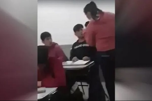 Neuquén: una madre irrumpió en plena clase y le pegó al compañero de su hijo