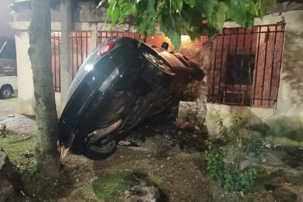 Auto se incrustó contra una casa: El conductor se dio a la fuga