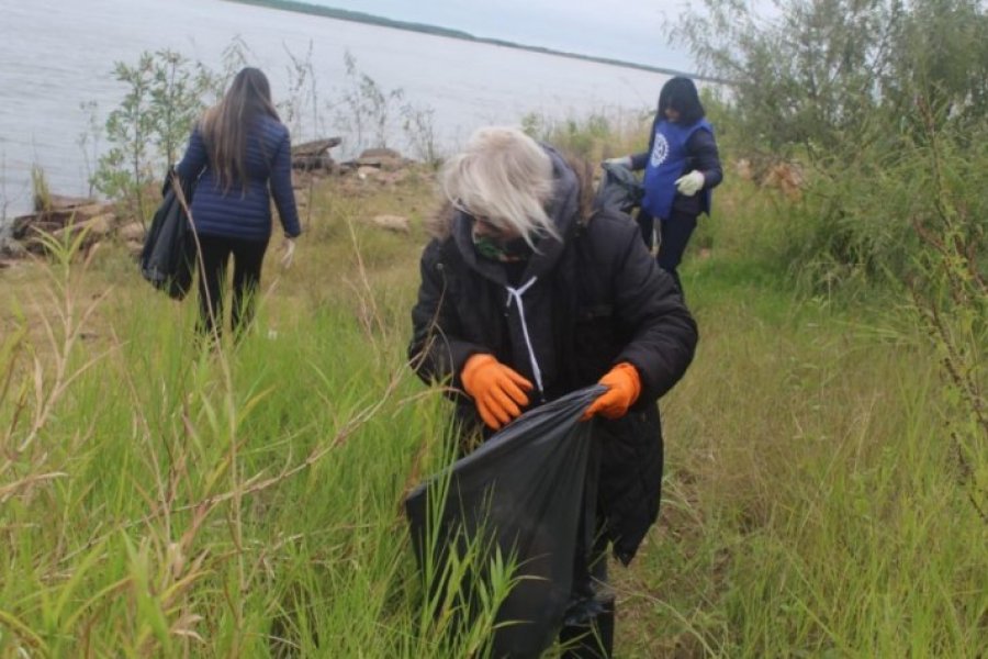 Más de 60 voluntarios limpiaron un sector de la costanera