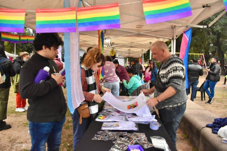 Masiva asistencia en la primera Feria de Encuentro LGBTIQ+