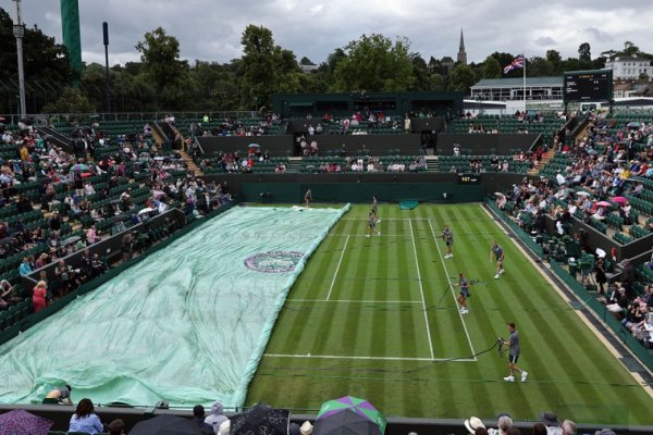 La lluvia interrumpió la actividad en Wimbledon con un argentino en cancha