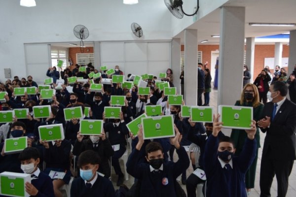 Entrega de netbooks a estudiantes de siete escuelas de Empedrado