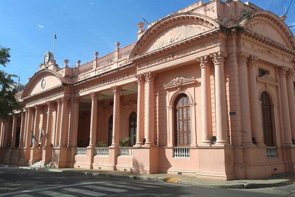 Corrientes: Abogado denunció que no lo dejaron entrar a Casa de Gobierno por llevar pantalón corto