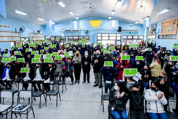 Se entregaron más de 300 netbooks a estudiantes de Saladas y Mburucuyá  