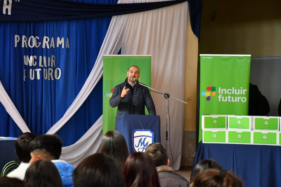 Valdés encabezó la entrega de notebooks y anunció la refacción integral del Colegio Secundario “Dr. Mamerto Acuña”