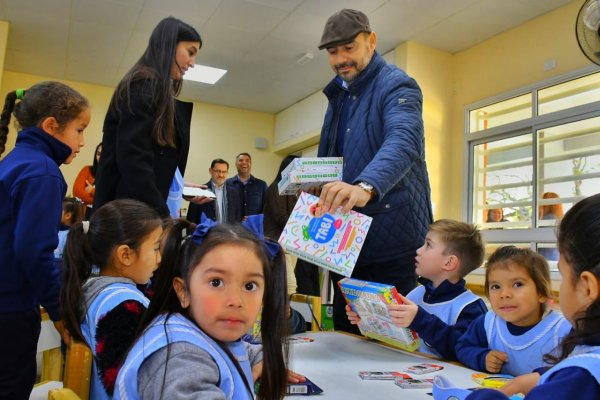 Valdés inauguró dos Jardines de Infantes e hizo entrega de netbooks en la Escuela 675