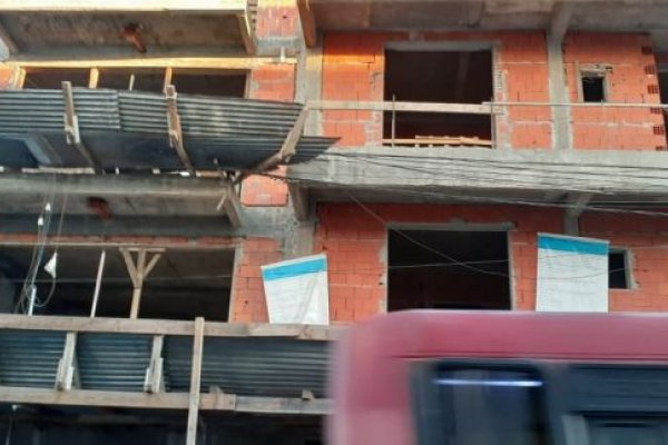 Obreros cayeron de una obra en construcción: hay dos heridos