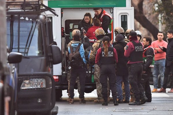 Luego de tres horas, se entregó el hombre que se atrincheró con su hija en un edificio de Nuñez