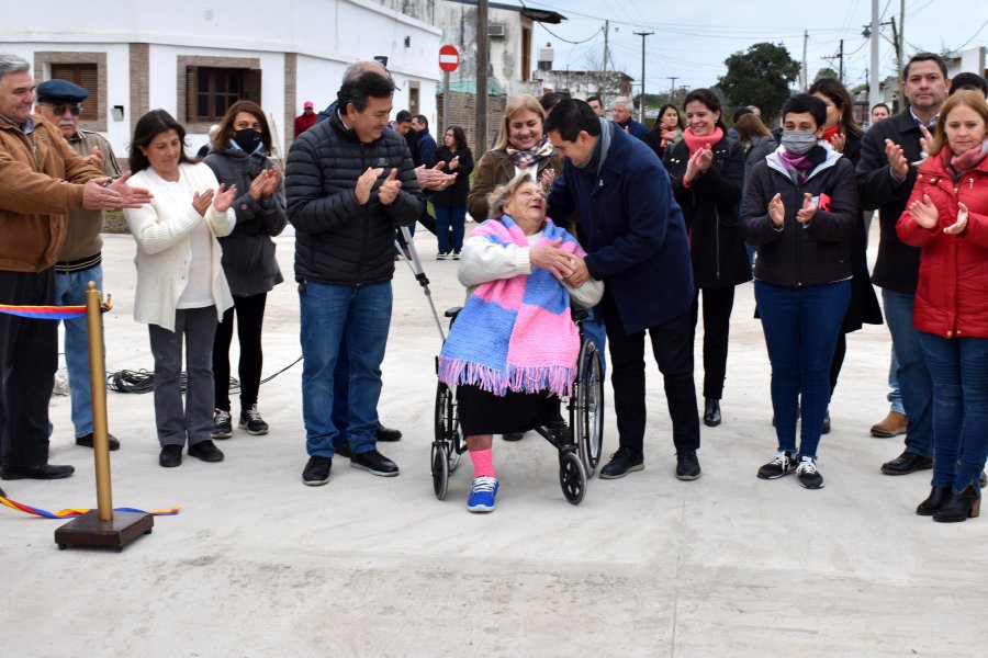 El intendente José Irigoyen inauguró otra cuadra más de pavimento para los vecinos