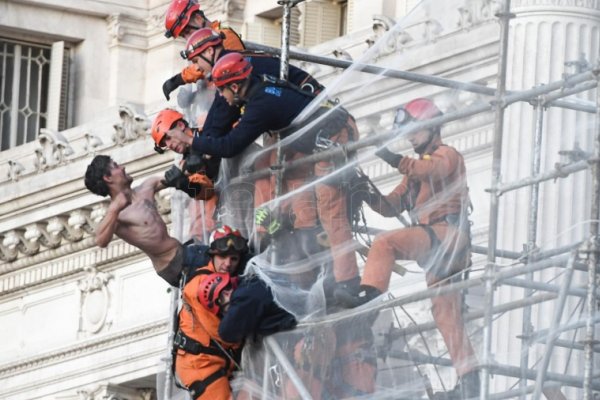 Amplio operativo en el Congreso por un hombre que amenazaba con arrojarse desde un andamio