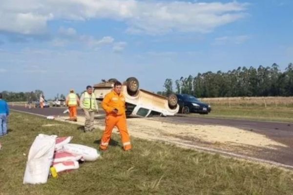 Volcó una camioneta con tráiler y se cortó el tránsito en la Ruta 12