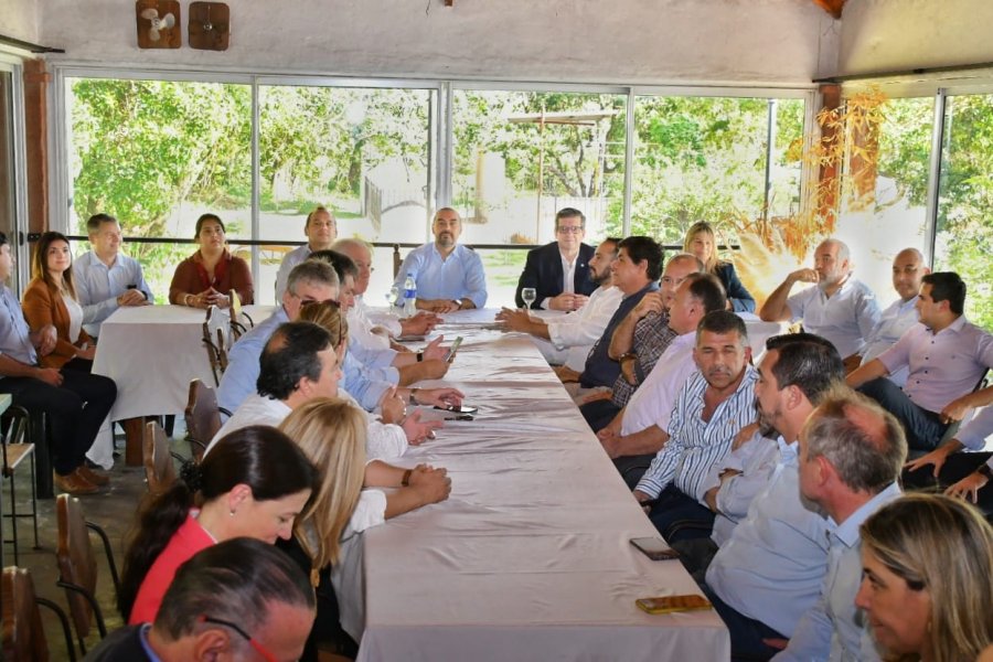 Valdés anunció en Itatí, obras de recuperación de la Basílica, la extensión de la Costanera y firmó convenios