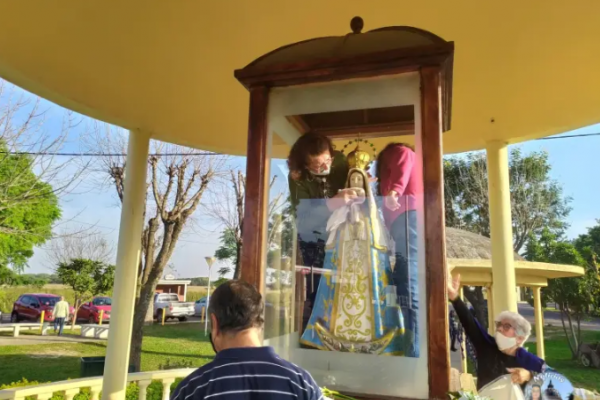 Vistieron a la Virgen del empalme, que ya recibe a peregrinos en Itatí