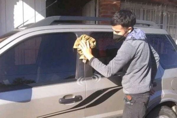 Viral: Joven lava autos a domicilio para pagar sus estudios