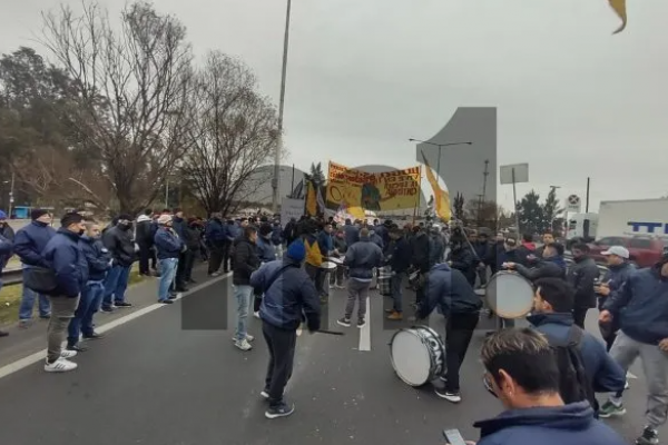 Paro en la línea 60 de colectivos: trabajadores cortaron la Panamericana