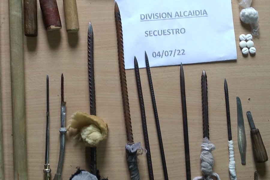 Requisa en Alcaidía: Policías secuestraron armas blancas, pastillas y celulares