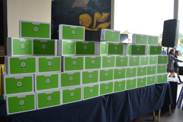 Se entregaron más de 400 netbooks a estudiantes de San Luis de Palmar y San Cosme