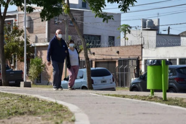 Vecinos reclaman por luminarias en una plaza de Corrientes