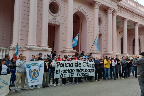 Corrientes: Policías se concentran frente a la Gobernación por mejoras salariales
