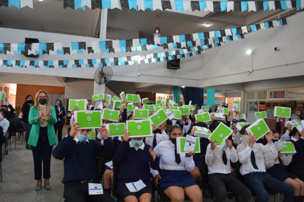 Entrega de netbooks a estudiantes de Caá Catí y Palmar Grande 