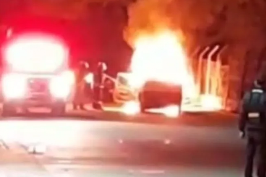 Goya: Se incendió una camioneta frente a la planta de Aguas de Corrientes