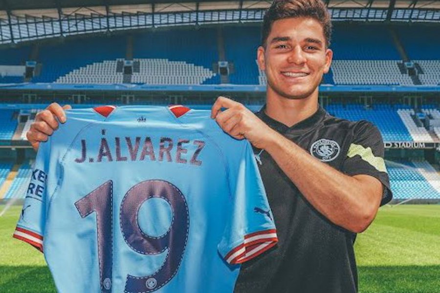 Julián Álvarez fue presentado en el Manchester City: chiste con el sol y promesa de nuevos festejos
