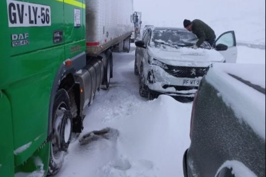 Más de 400 personas quedaron varadas por el temporal de nieve en Mendoza