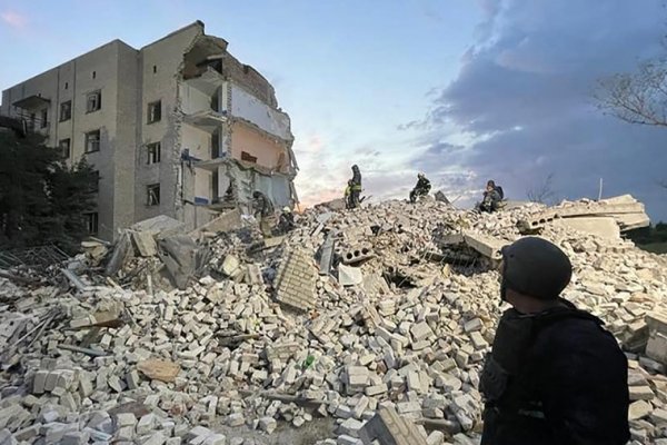 Un bombardeo ruso alcanzó un edificio y mató a 15 personas en el este de Ucrania