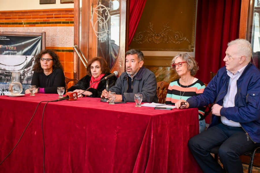 Las escritoras Ana María Shua y Patricia Kolesnicov brindaron una conferencia en el Teatro Vera