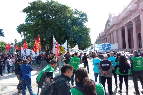 Corrientes: Protesta social frente a la Gobernación con pedidos de más trabajo y mejoras salariales