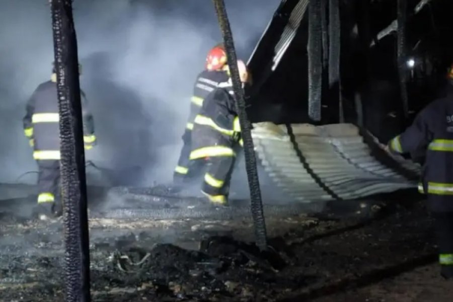 Un incendio destruyó una casilla en Monte Caseros y una familia quedó con lo puesto