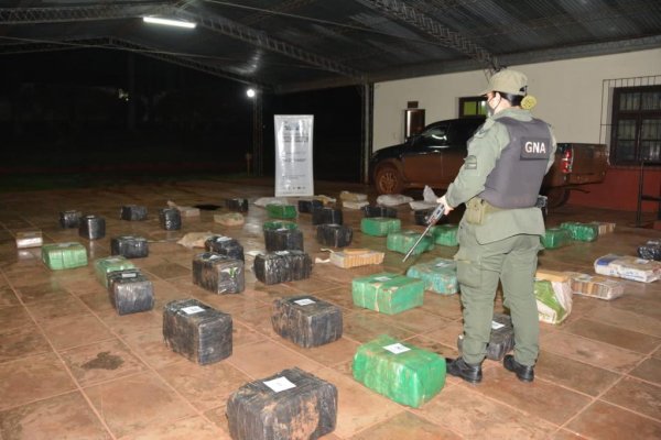 Hallan camioneta abandonada con más de una tonelada de marihuana en su interior