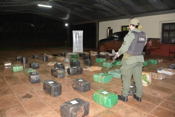 Hallan camioneta abandonada con más de una tonelada de marihuana en su interior