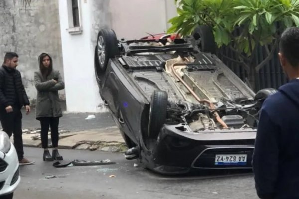 Perdió el control de su auto y terminó volcando en un barrio céntrico de Corrientes