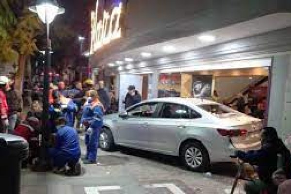 Continúa grave una de las mujeres atropelladas en la puerta del teatro en Mendoza