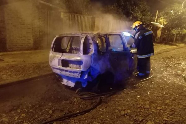 Corrientes: Alerta por incendio intencional de tres coches en una noche