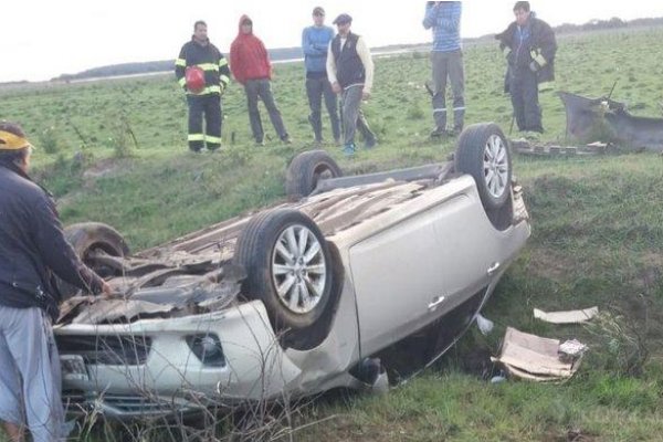 Despiste y vuelco de un auto en una ruta de Corrientes