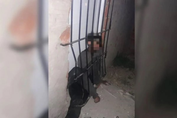 Quiso entrar a una casa a robar y quedó atrapado entre una reja y la puerta