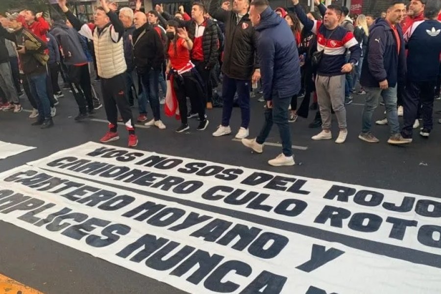 Hinchas de Independiente protestan contra Moyano y chocan con la policía