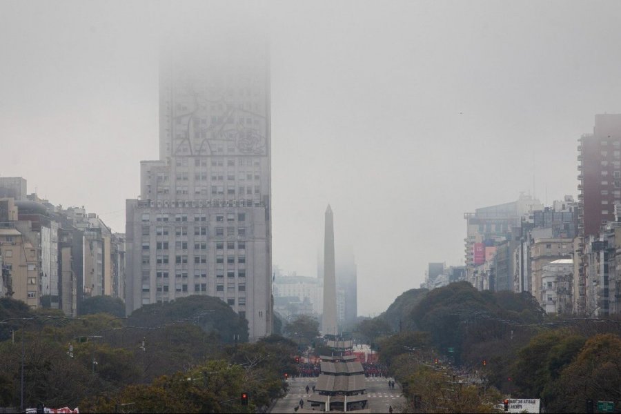 Sigue la niebla sobre Buenos Aires y hay alerta violeta