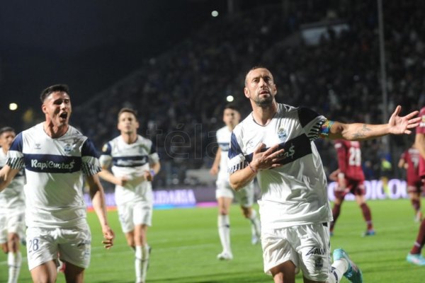 Gimnasia volvió al triunfo en el torneo ante Lanús en el Bosque