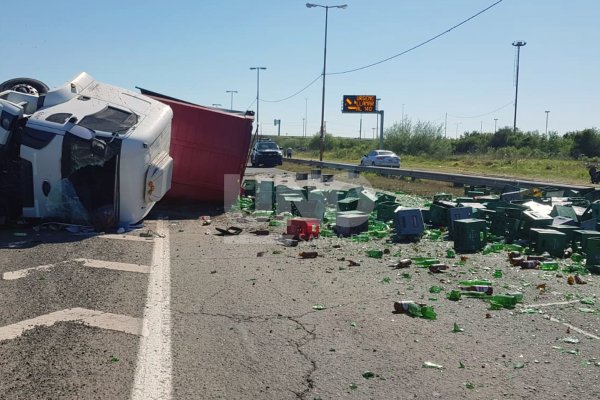 Misiones: camión llevaba cervezas, volcó en la ruta y terminó saqueado