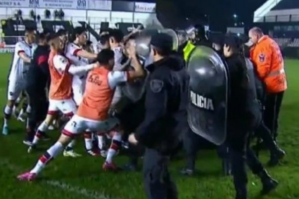 Triunfo de Barracas Central y escandaloso final: los jugadores de Patronato, a las piñas con la policía