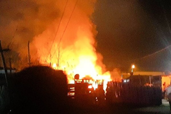 Incendio en plena medianoche redujo a cenizas una precaria vivienda en Goya